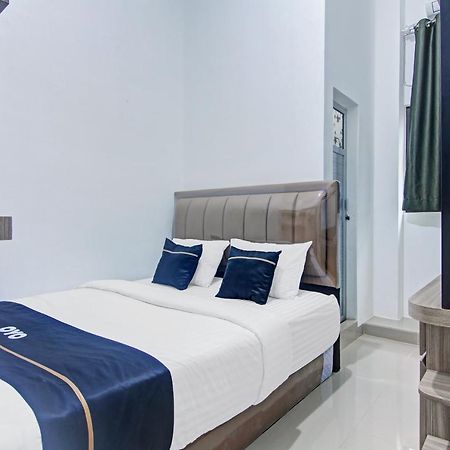 Oyo 90704 Nabila Residence Syariah Padang  Buitenkant foto