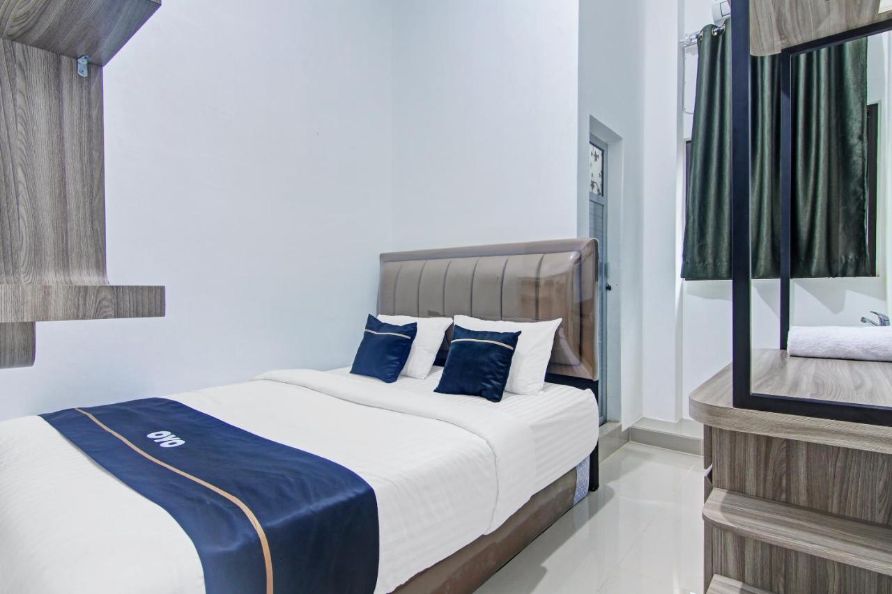 Oyo 90704 Nabila Residence Syariah Padang  Buitenkant foto