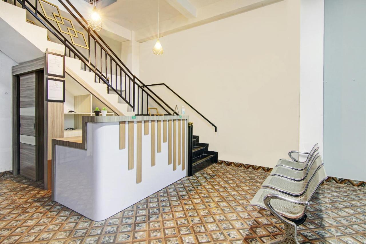 Oyo 90704 Nabila Residence Syariah Padang  Buitenkant foto