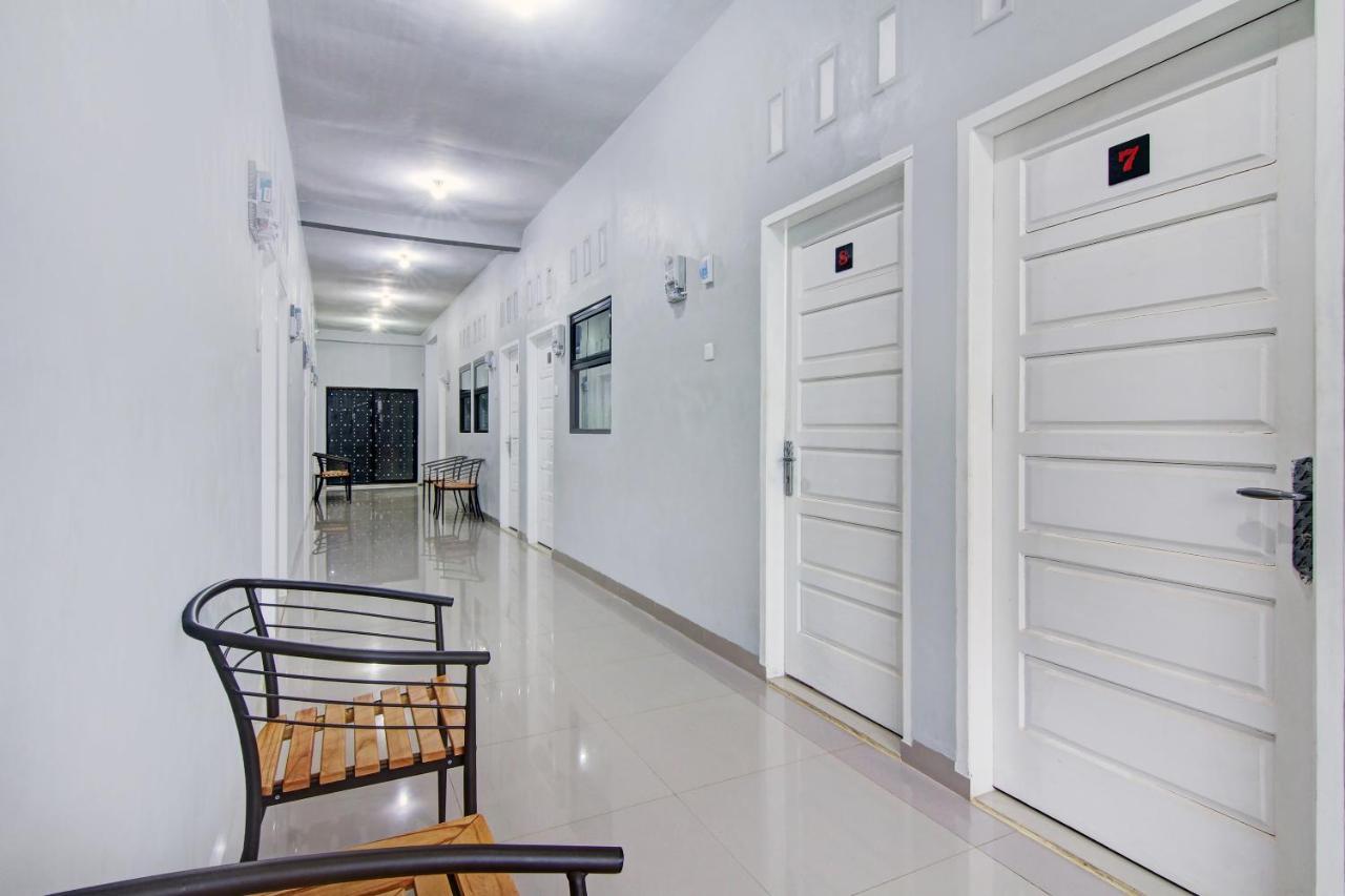 Oyo 90704 Nabila Residence Syariah Padang  Buitenkant foto