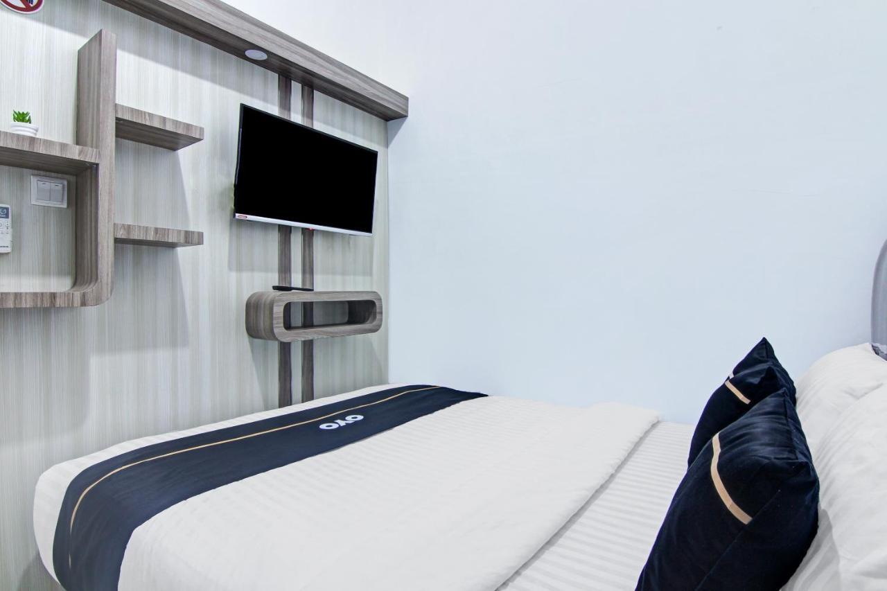 Oyo 90704 Nabila Residence Syariah Padang  Buitenkant foto