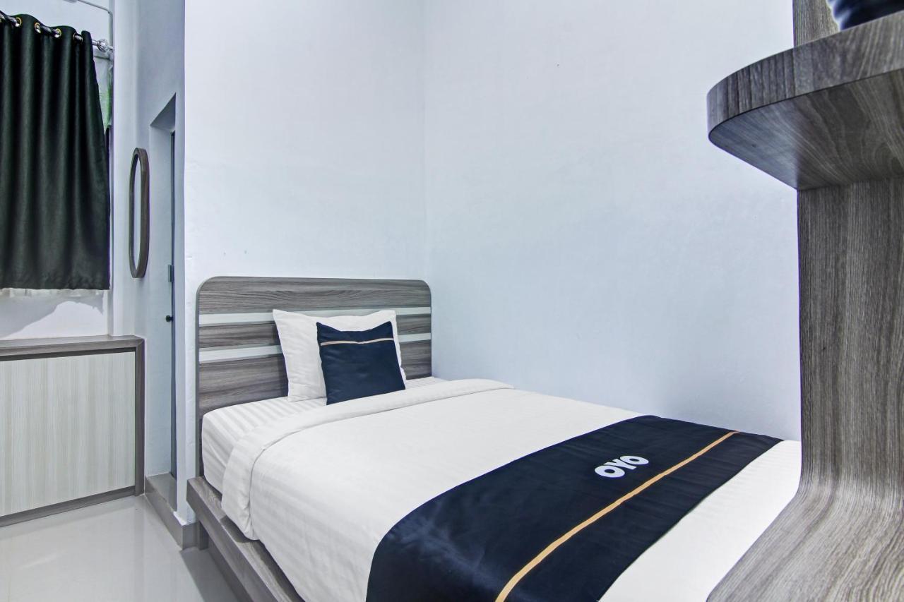 Oyo 90704 Nabila Residence Syariah Padang  Buitenkant foto