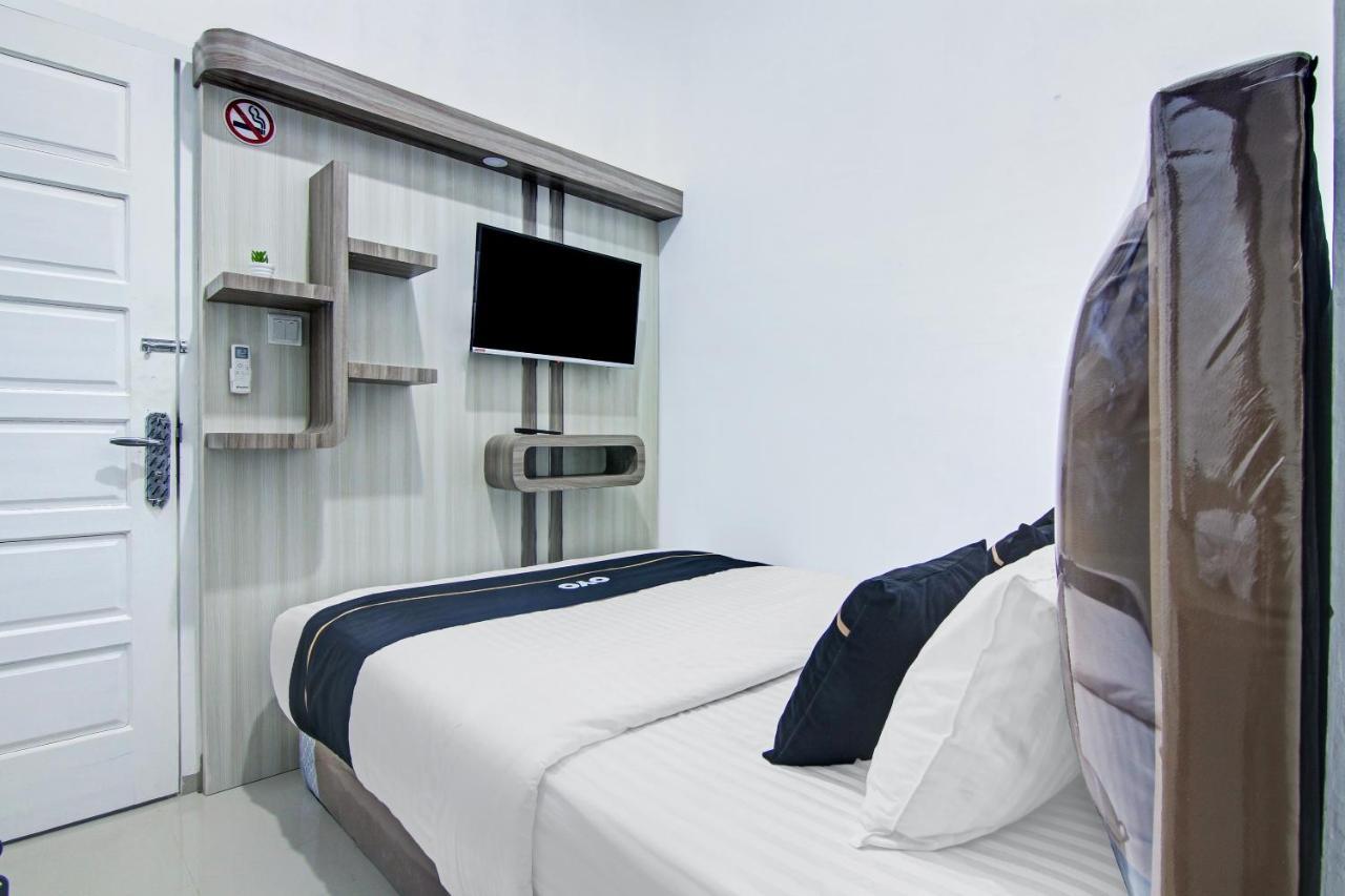 Oyo 90704 Nabila Residence Syariah Padang  Buitenkant foto