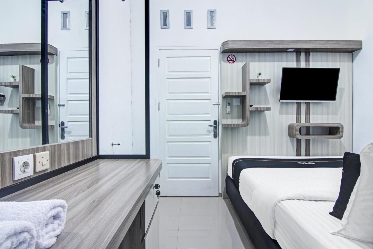 Oyo 90704 Nabila Residence Syariah Padang  Buitenkant foto
