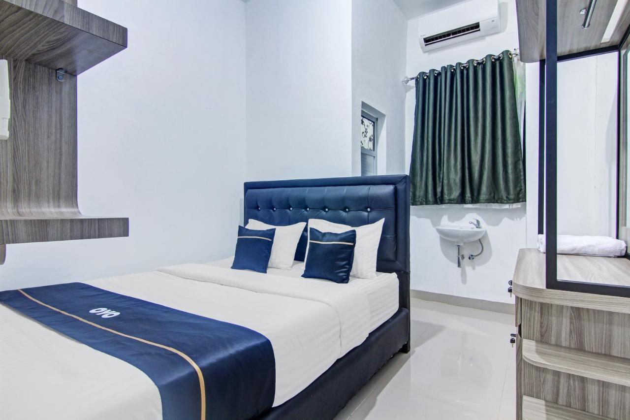 Oyo 90704 Nabila Residence Syariah Padang  Buitenkant foto