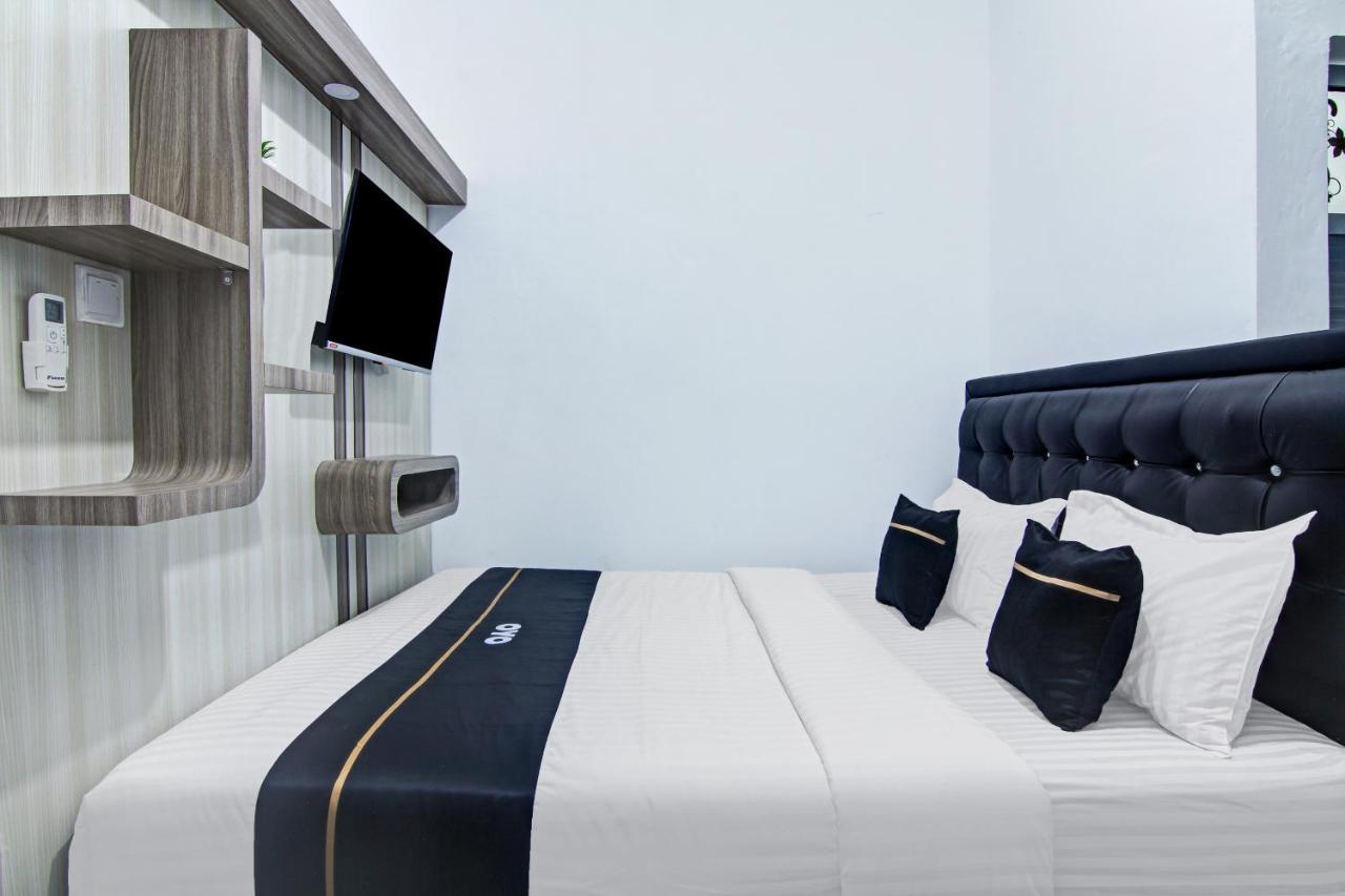 Oyo 90704 Nabila Residence Syariah Padang  Buitenkant foto