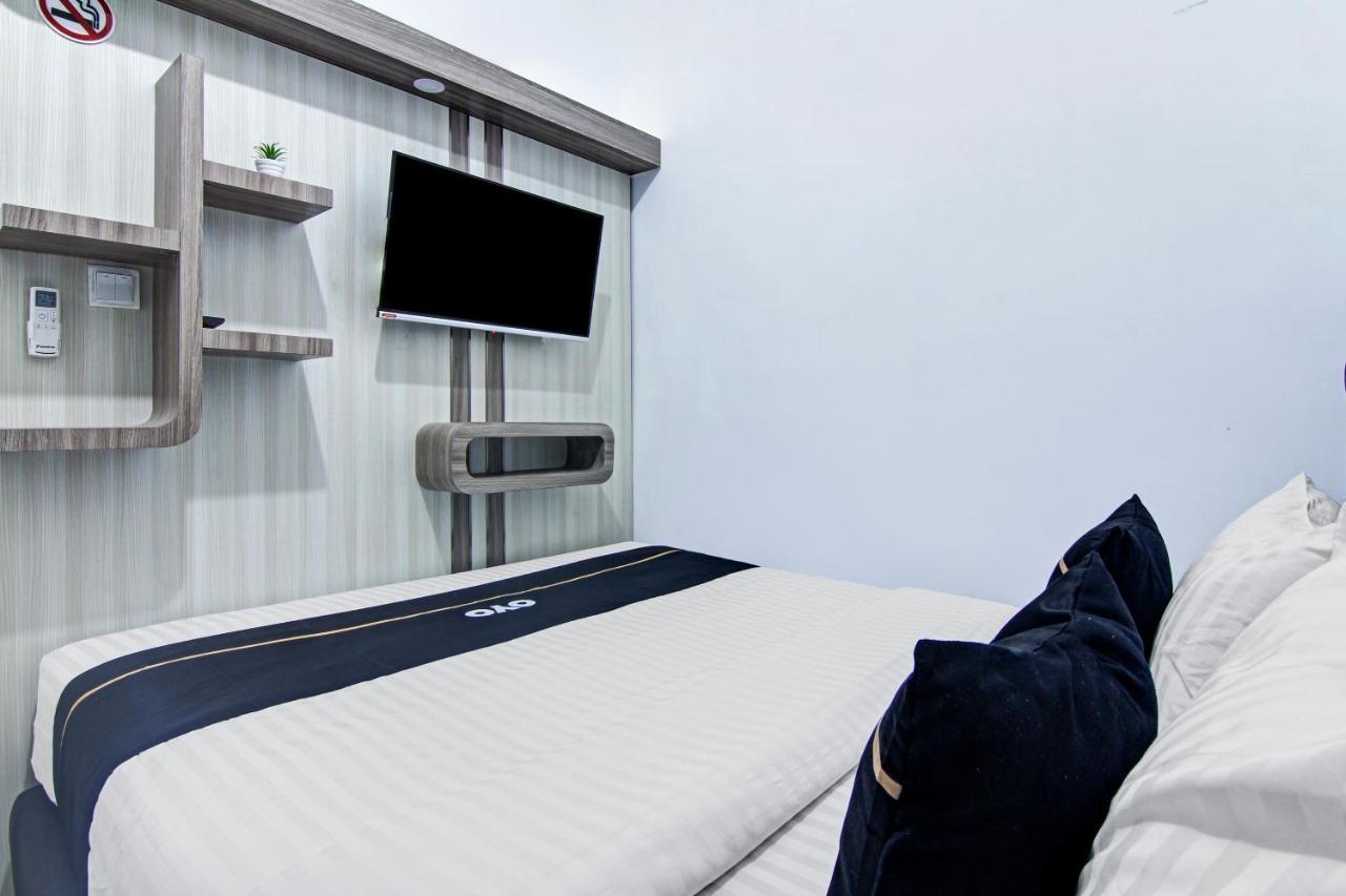Oyo 90704 Nabila Residence Syariah Padang  Buitenkant foto
