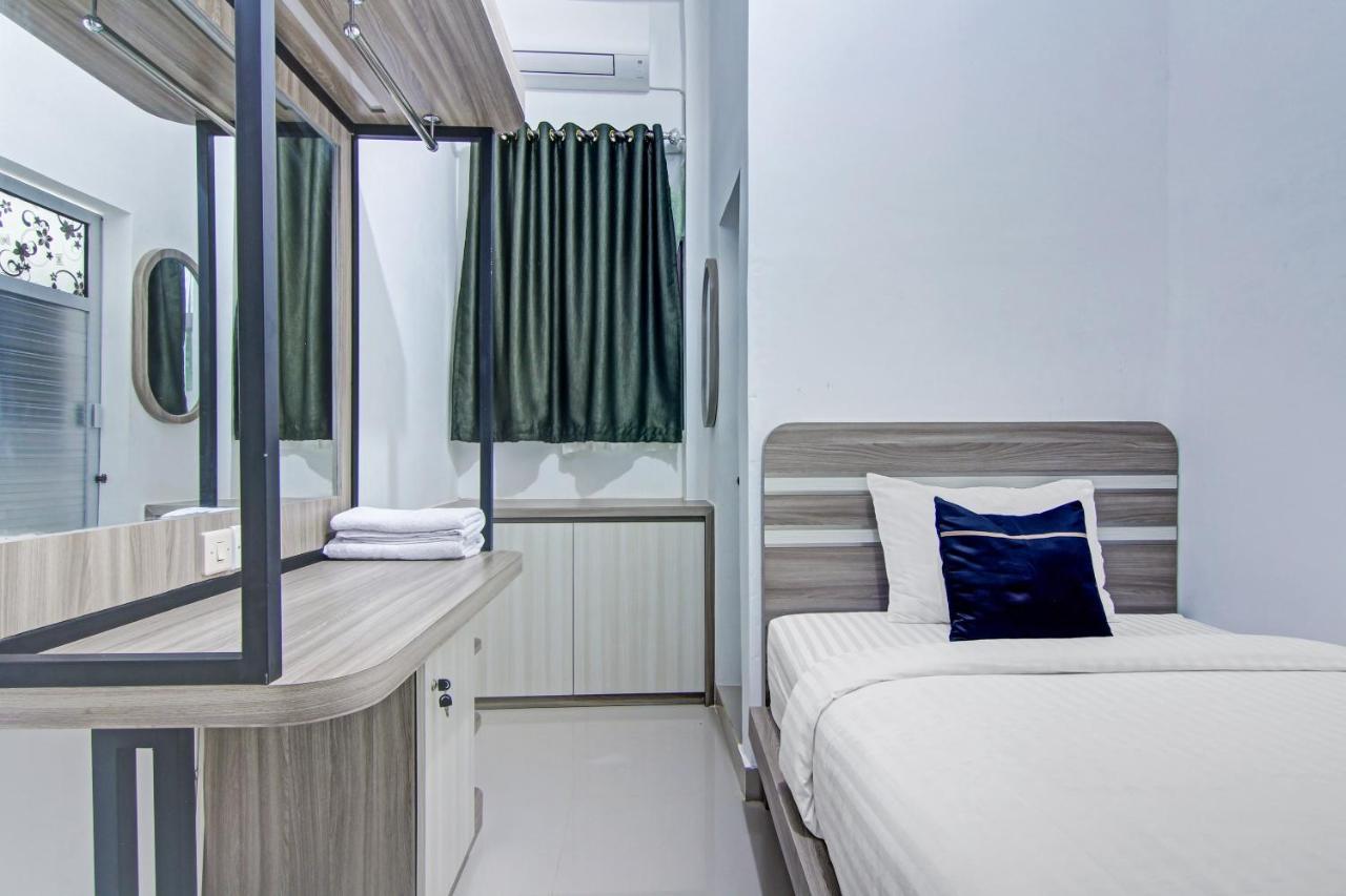 Oyo 90704 Nabila Residence Syariah Padang  Buitenkant foto